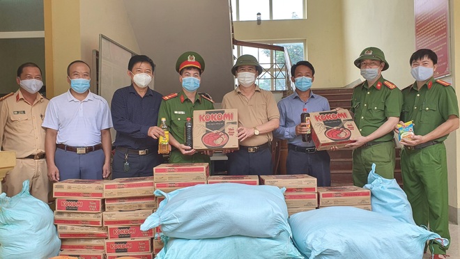 Sau khi thăm hỏi, động viên bà con, đoàn công tác của Chủ tịch UBND huyện Kỳ Sơn đã tặng mì tôm và gạo cùng nhu yếu phẩm cho người dân bản Nam Tiến 2.