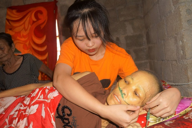 Nữ sinh bỏ học giữa chừng ở nhà cấp cứu mẹ được bạn đọc giúp đỡ - 1 Nữ sinh bỏ học giữa chừng ở nhà cấp cứu mẹ được bạn đọc giúp đỡ - 1