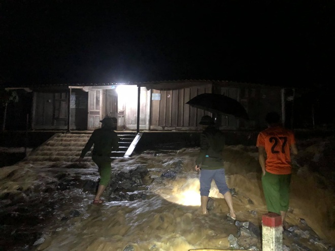 Mưa lớn suốt 24 giờ gây ngập lụt ở huyện cao nhất Nghệ An - 1