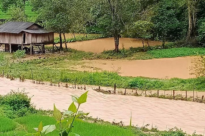 Mưa lớn gây sạt lở ở huyện biên giới, di dời khẩn cấp dân đến nơi an toàn - 5 Mưa lớn gây sạt lở ở huyện biên giới, di dời khẩn cấp dân đến nơi an toàn - 5