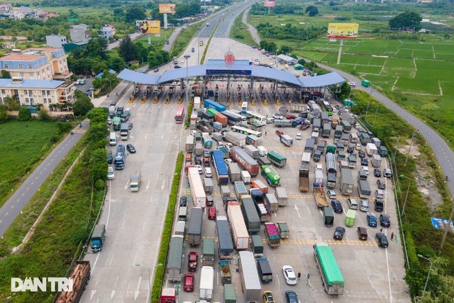 Cửa ngõ Thủ đô ùn tắc kéo dài, hàng nghìn phương tiện buộc phải quay đầu - 12 Cửa ngõ Thủ đô ùn tắc kéo dài, hàng nghìn phương tiện buộc phải quay đầu - 12
