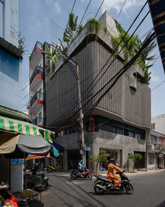 Nhà 6 tầng đẹp như resort giữa phố chợ sầm uất ở Sài Gòn - 1