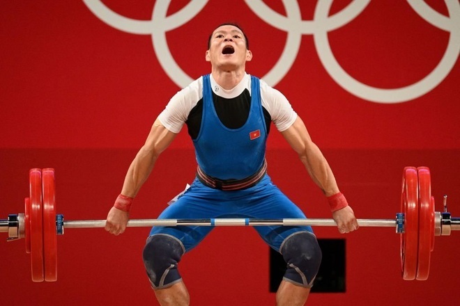 VĐV Trung Quốc đứng một chân nâng tạ vẫn... phá kỷ lục Olympic - 1