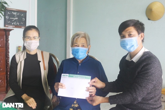 Trao tặng 50 triệu đồng gia đình có công ở miền Trung - Tây Nguyên - 9 Trao tặng 50 triệu đồng gia đình có công ở miền Trung - Tây Nguyên - 9