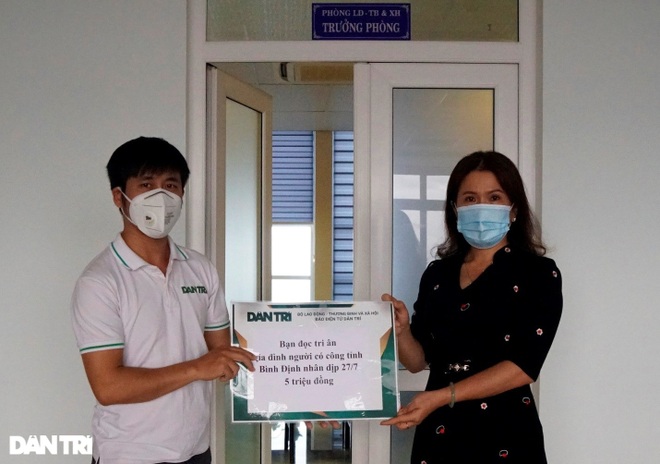 Trao tặng 50 triệu đồng gia đình có công ở miền Trung - Tây Nguyên - 13 Trao tặng 50 triệu đồng gia đình có công ở miền Trung - Tây Nguyên - 13