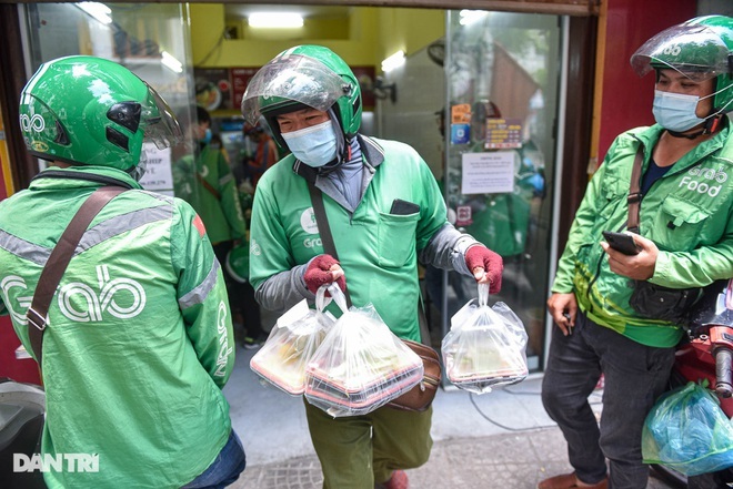 Ngày thứ 2 cách ly xã hội, Hà Nội phạt gần 300 người, truy vết F0 phức tạp - 3 Ngày thứ 2 cách ly xã hội, Hà Nội phạt gần 300 người, truy vết F0 phức tạp - 3