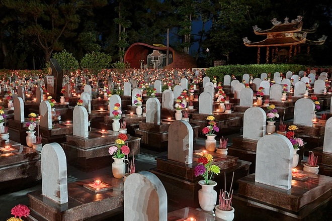 Tuổi trẻ thắp sáng 60.000 ngọn nến trên mộ liệt sĩ ở 72 nghĩa trang - 8