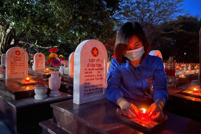Tuổi trẻ thắp sáng 60.000 ngọn nến trên mộ liệt sĩ ở 72 nghĩa trang - 10 Tuổi trẻ thắp sáng 60.000 ngọn nến trên mộ liệt sĩ ở 72 nghĩa trang - 10