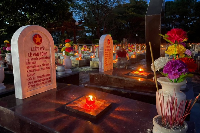 Tuổi trẻ thắp sáng 60.000 ngọn nến trên mộ liệt sĩ ở 72 nghĩa trang - 11