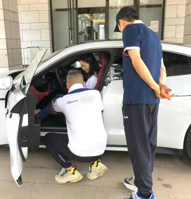 Yêu chiều vợ con như đạo diễn Trương Nghệ Mưu: 2 năm sắm 2 xế sang - 8 Yêu chiều vợ con như đạo diễn Trương Nghệ Mưu: 2 năm sắm 2 xế sang - 8