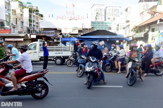 TPHCM: Siêu thị đóng cửa từ 16h để nhân viên, khách hàng về nhà sớm - 2