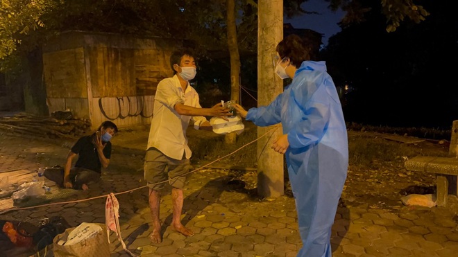 Hà Nội: Xúc động hình ảnh tình nguyện viên trao bữa cơm tận tay người nghèo - 9