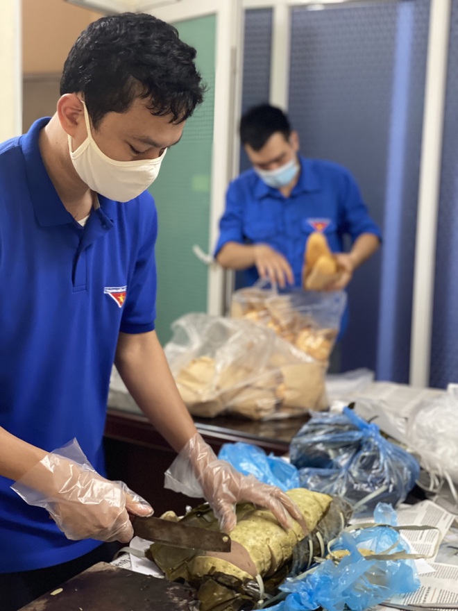 Hà Nội: Xúc động hình ảnh tình nguyện viên trao bữa cơm tận tay người nghèo - 7