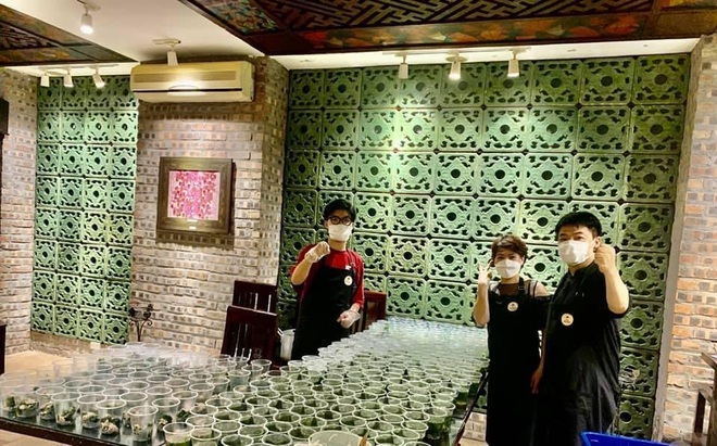 Hà Nội: Xúc động hình ảnh tình nguyện viên trao bữa cơm tận tay người nghèo - 1 Hà Nội: Xúc động hình ảnh tình nguyện viên trao bữa cơm tận tay người nghèo - 1