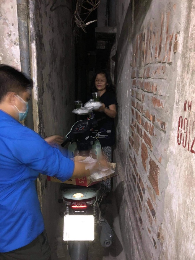 Hà Nội: Xúc động hình ảnh tình nguyện viên trao bữa cơm tận tay người nghèo - 5