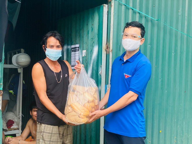 Hà Nội: Xúc động hình ảnh tình nguyện viên trao bữa cơm tận tay người nghèo - 3