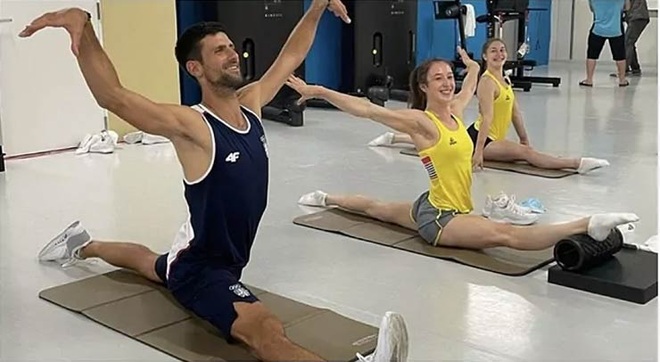 Djokovic trổ tài lạ bên hai mỹ nữ môn thể dục nghệ thuật - 1
