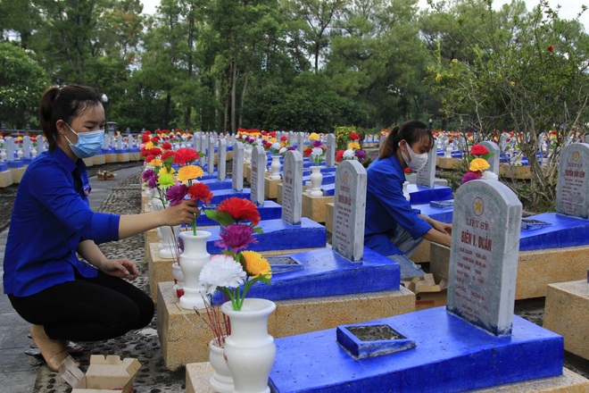 Tuổi trẻ thắp sáng 60.000 ngọn nến trên mộ liệt sĩ ở 72 nghĩa trang - 1