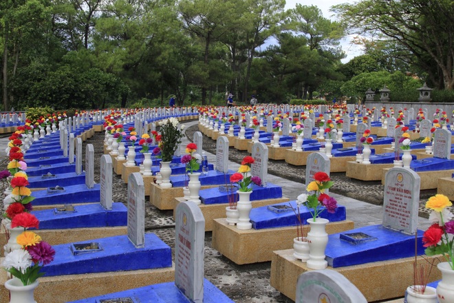 Tuổi trẻ thắp sáng 60.000 ngọn nến trên mộ liệt sĩ ở 72 nghĩa trang - 2