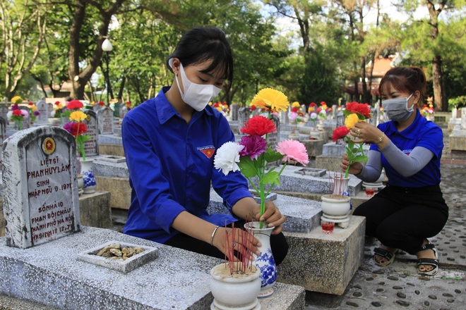 Tuổi trẻ thắp sáng 60.000 ngọn nến trên mộ liệt sĩ ở 72 nghĩa trang - 3 Tuổi trẻ thắp sáng 60.000 ngọn nến trên mộ liệt sĩ ở 72 nghĩa trang - 3