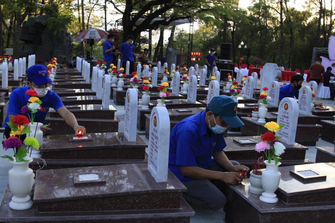 Tuổi trẻ thắp sáng 60.000 ngọn nến trên mộ liệt sĩ ở 72 nghĩa trang - 4
