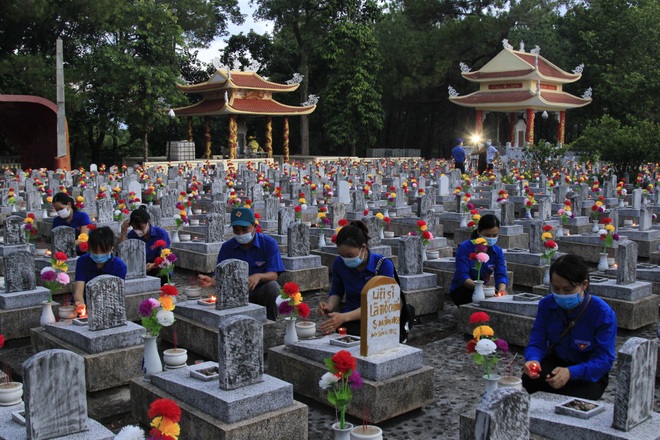 Tuổi trẻ thắp sáng 60.000 ngọn nến trên mộ liệt sĩ ở 72 nghĩa trang - 6