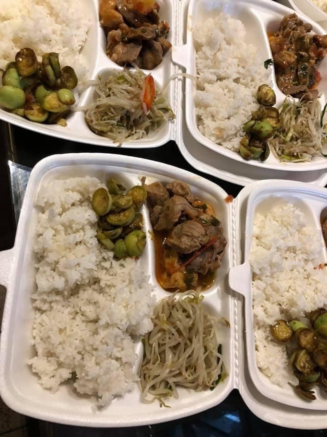 Hà Nội: Xúc động hình ảnh tình nguyện viên trao bữa cơm tận tay người nghèo - 4