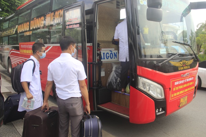 Con trai 8 tuổi tiễn ba vào điểm nóng chống dịch Covid-19 - 5 Con trai 8 tuổi tiễn ba vào điểm nóng chống dịch Covid-19 - 5
