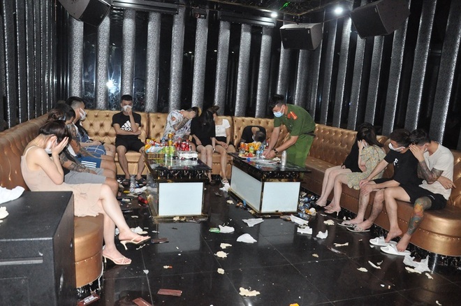 Bất chấp lệnh cấm, hơn 40 nam nữ vẫn mở tiệc ma túy trong quán karaoke - 2