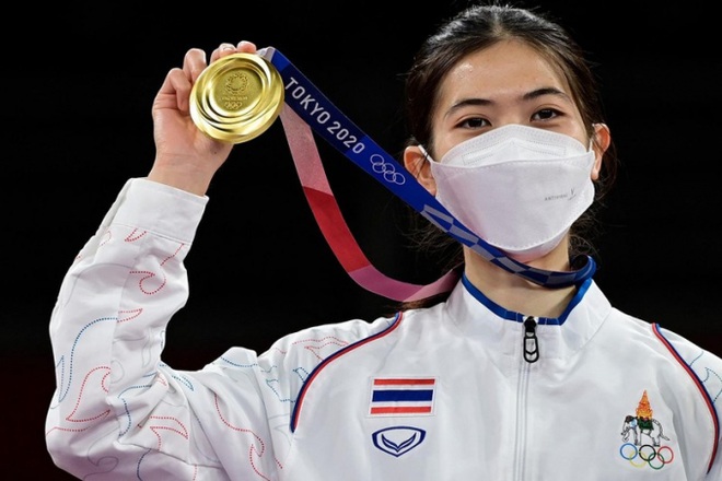 Nữ võ sĩ Thái Lan bơi trong tiền sau khi giành HCV Olympic 2020 - 3