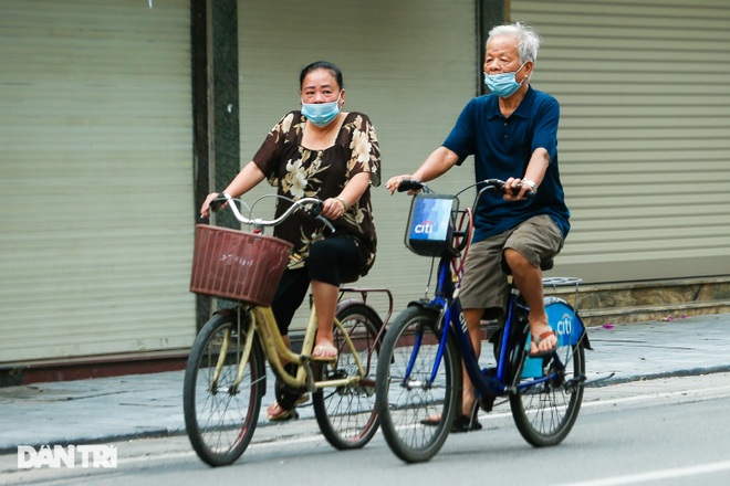 Mải chạy bộ thể dục ở Hồ Gươm, người đàn ông bị xử phạt 2 triệu đồng - 3