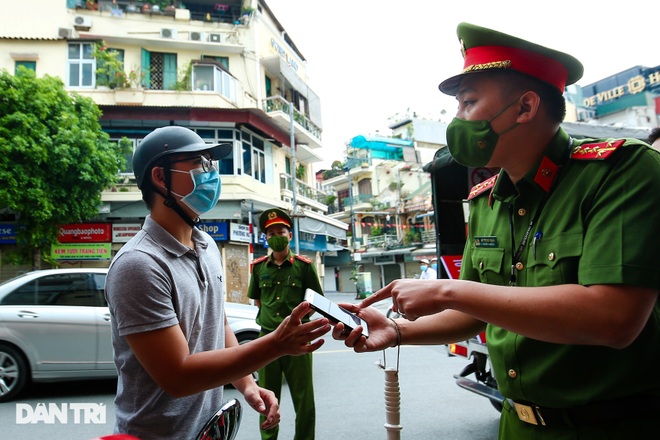 Mải chạy bộ thể dục ở Hồ Gươm, người đàn ông bị xử phạt 2 triệu đồng - 10