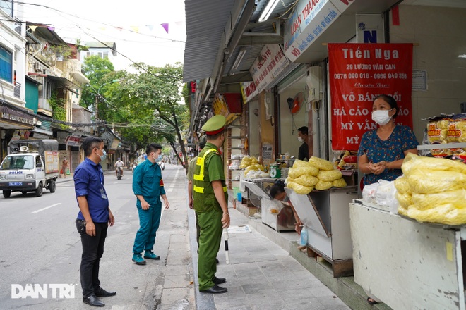 Mải chạy bộ thể dục ở Hồ Gươm, người đàn ông bị xử phạt 2 triệu đồng - 1