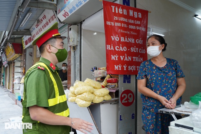 Mải chạy bộ thể dục ở Hồ Gươm, người đàn ông bị xử phạt 2 triệu đồng - 2