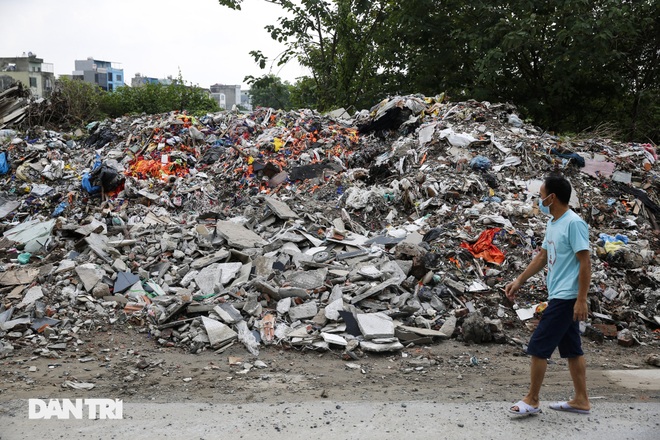 Xuất hiện núi rác tự phát, nghi bị đổ trộm tại ngoại thành Hà Nội - 5