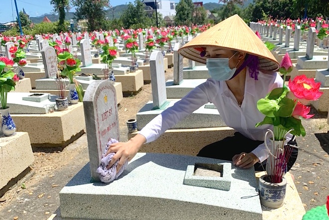 Lặng thầm những người canh giấc ngủ cho hàng vạn anh hùng liệt sĩ - 2 Lặng thầm những người canh giấc ngủ cho hàng vạn anh hùng liệt sĩ - 2
