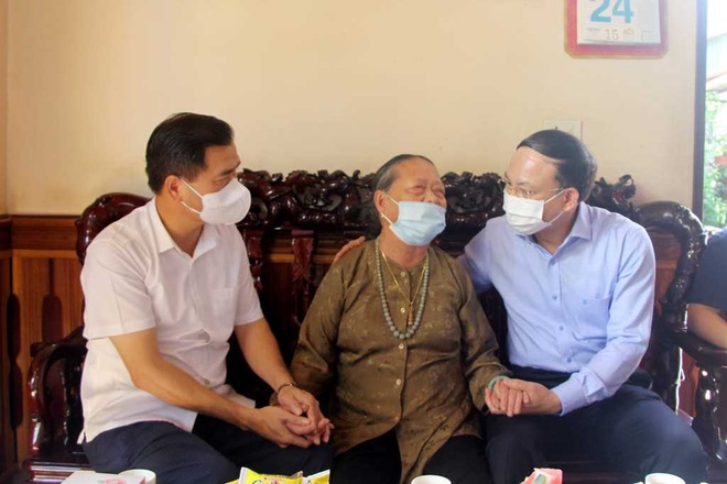 Thắp nến tri ân các anh hùng tại các nghĩa trang, phần mộ liệt sĩ - 3 Thắp nến tri ân các anh hùng tại các nghĩa trang, phần mộ liệt sĩ - 3