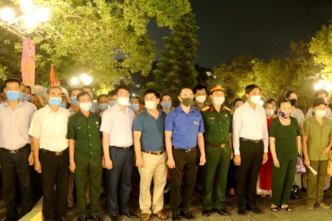 Thắp nến tri ân các anh hùng tại các nghĩa trang, phần mộ liệt sĩ - 2 Thắp nến tri ân các anh hùng tại các nghĩa trang, phần mộ liệt sĩ - 2