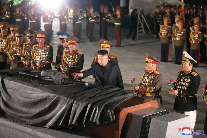 Ông Kim Jong-un xuất hiện sau thông tin sụt cân  - 1
