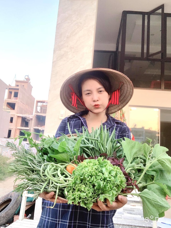 Mẹ đảm biến sân thượng thành vườn rau, quầy bar, bể bơi cho cả nhà thư giãn - 8 Mẹ đảm biến sân thượng thành vườn rau, quầy bar, bể bơi cho cả nhà thư giãn - 8