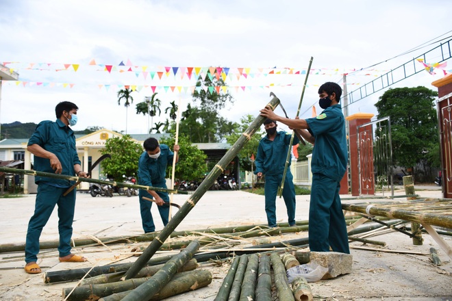 Dân quân tự vệ làm giường tre phục vụ đồng bào trong khu cách ly - 1