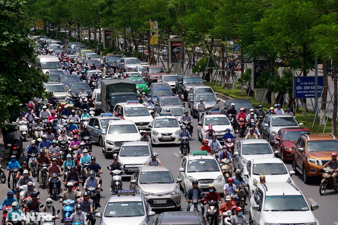 So sánh giao thông ở Hà Nội đông - vắng khác biệt khi giãn cách xã hội - 1