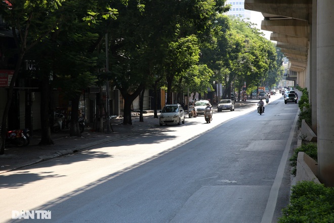 So sánh giao thông ở Hà Nội đông - vắng khác biệt khi giãn cách xã hội - 20