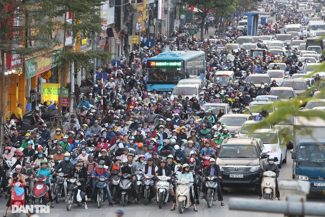 So sánh giao thông ở Hà Nội đông - vắng khác biệt khi giãn cách xã hội - 21