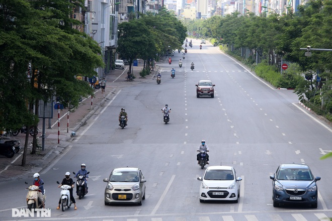 So sánh giao thông ở Hà Nội đông - vắng khác biệt khi giãn cách xã hội - 22