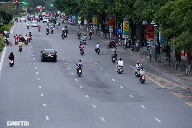 So sánh giao thông ở Hà Nội đông - vắng khác biệt khi giãn cách xã hội - 28