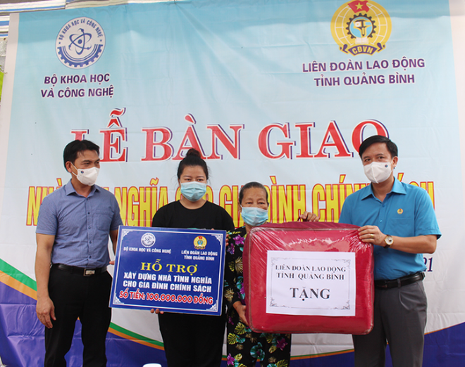 Bộ Khoa học và Công nghệ trao nhà tình nghĩa tại tỉnh Quảng Bình, Quảng Trị - 1
