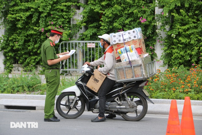 Hà Nội dựng lều dã chiến, kiểm tra giấy đi đường của người dân trong nội đô - 3