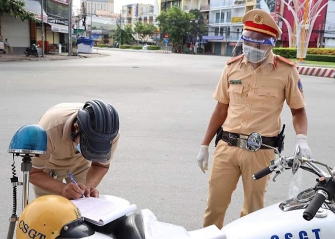 12 tỉnh, thành nào đang yêu cầu dân không ra đường sau 18h? - 4