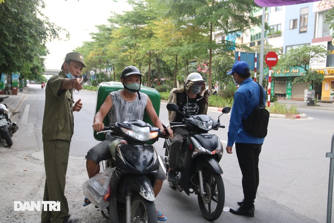 Hà Nội dựng lều dã chiến, kiểm tra giấy đi đường của người dân trong nội đô - 8